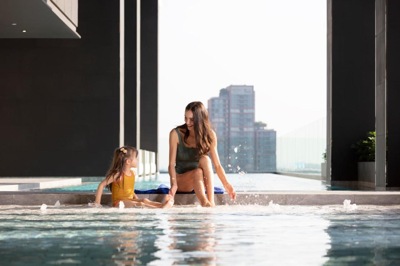 Готель Ascott Thonglor Бангкок Екстер'єр фото The swimming pool at the 1018