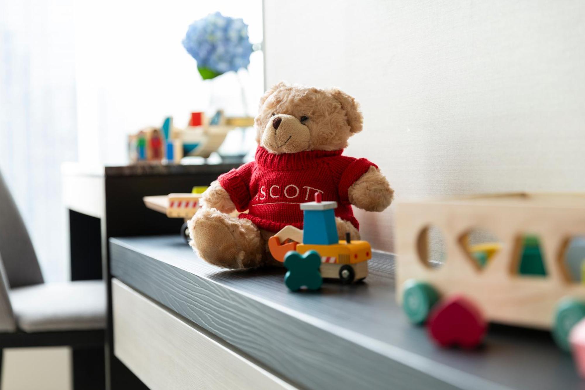 Готель Ascott Thonglor Бангкок Екстер'єр фото A teddy bear with a red shirt