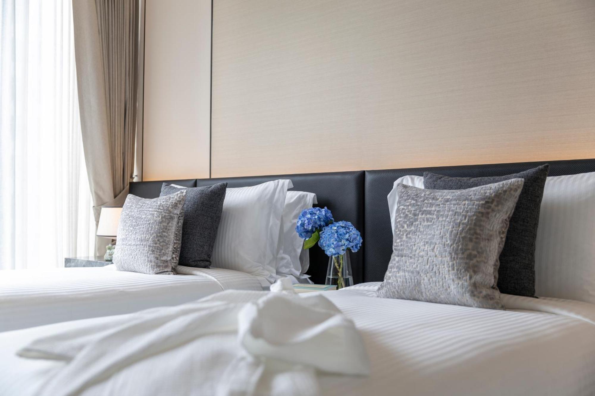 Готель Ascott Thonglor Бангкок Екстер'єр фото A bed with pillows